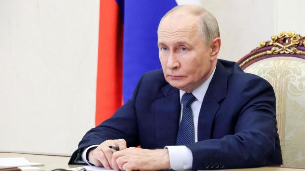 Den russiske præsident, Vladimir Putin, sagde torsdag, at der er mulighed for en fredsaftale med Ukraine, men at det aktuelt ser svært ud i hans øjne at få gang i forhandlinger igen – blandt andet på grund af ukrainske angreb på skibsfart.