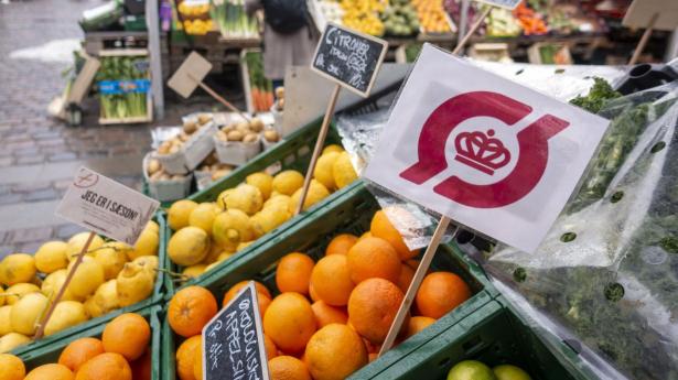 Indkøberne vælger, om vi skal have mere af det samme eller noget andet og bedre. Når de f.eks. vælger økologiske fødevarer til kantinen, bidrager de til, at flere landmænd omlægger deres produktion.