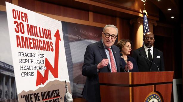 Demokraternes leder i Senatet, Chuck Schumer, holder pressemøde efter torsdagens afstemninger om de to sundhedsforslag, der begge faldt på grund af manglende opbakning. De stigende sundhedsudgifter eller den helt manglende dækning for millioner af amerikanere ventes at blive et vigtigt tema op til midtvejsvalget i november næste år.
