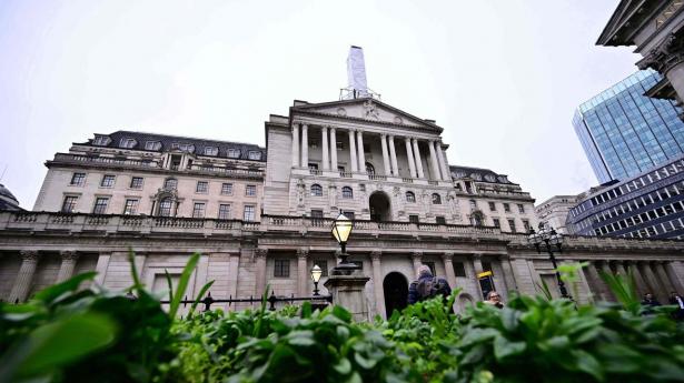 De har fået noget at tænke i Bank of England, der har hovedkvarter i denne bygning i det centrale London. Nye tal viser, at den britiske økonomi kun er vokset med 0,1 procent i hvert af de to seneste kvartaler.