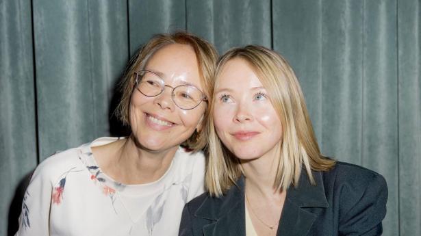 I familien Furu udvælger de deres ord nøje. Hverken Sonja (t.v.) eller Anita Furu er bange for at lade en sætning stå et øjeblik og lade stilheden tage plads i lokalet, mens de leder efter det præcise ord.