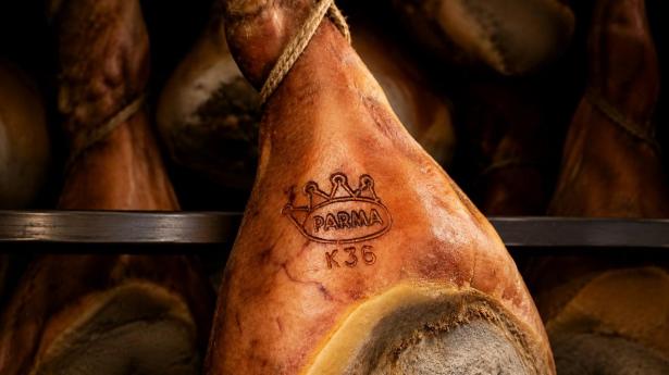 Parmaskinken er en udsøgt specialitet, og den udgør kun en kvart pct. af alle verdens skinker. Alligevel er produktionen betragtelig, der fremstilles nemlig årligt 6,75 mio. skinker med Parma-kronen brændt ind i sværen.