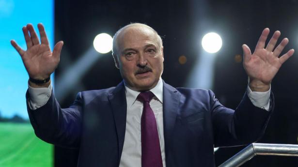 Aftalen om at løslade fangerne blev lavet under et møde mellem Belarus' præsident, Aleksandr Lukasjenko, og John Coale, der er en af Donald Trumps særlige udsendte i Minsk.