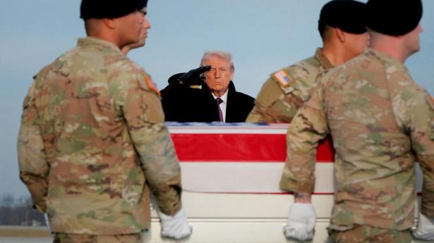Onsdag gav Trump honnør i Delaware, da militæret transporterede flagdækket kiste med liget af tolk, der arbejdede for USA i Syrien og blev dræbt i angreb. 