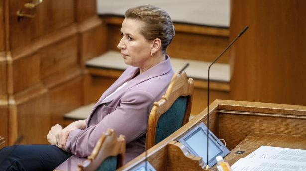 Statsminister Mette Frederiksen (S) under et møde i Folketingssalen.