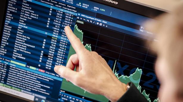 Det skal være mere attraktivt for danskerne at investere. Vi sparer ellers flittigt op, men pengene står ofte placeret passivt på en konto, skriver Stephanie Lose og Lars Sandahl Sørensen.