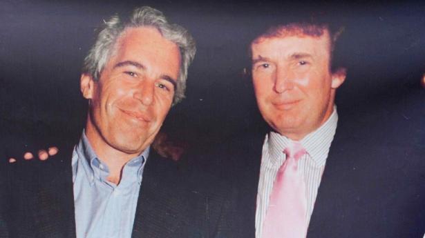 En demonstrant fremviser et tidligt billede af Donald Trump sammen med finandmanden og den dømte sex-forbryder Jeffrey Epstein i Augusta, Georgia i august i år. Epstein øde i 2019, da han begik selvmord i sin celle. 