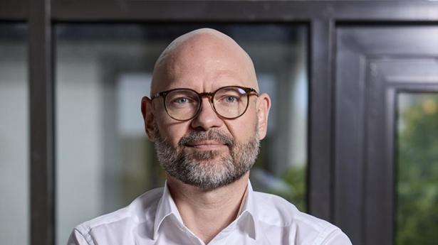 Byggeriet bliver ikke grønnere af et politisk hierarki mellem materialer. Det bliver grønnere gennem ambitiøse, forudsigelige og teknologineutrale krav, skriver Casper Mathiesen.