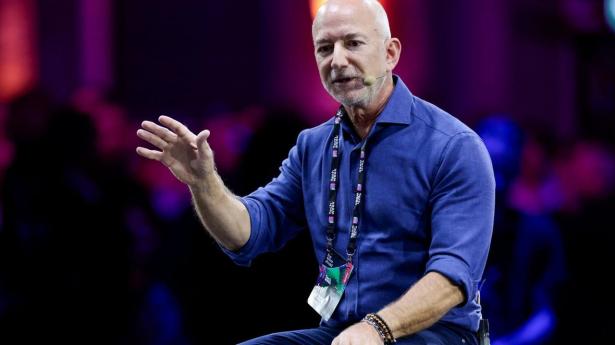 Amazon-grundlægger Jeff Bezos skriver i et opslag på X, at alle medarbejdere er i sikkerhed, efter at en ubemandet raket fra rumfartsvirksomheden Blue Origin, som Bezos også står bag, eksploderede på affyringsrampen natten til fredag.
