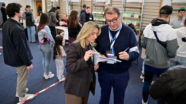 Valgobservatører fra Organisationen for Sikkerhed og Samarbejde i Europa (OSCE) holder øje med valghandlingen på et valgsted i hovedstaden Budapest.