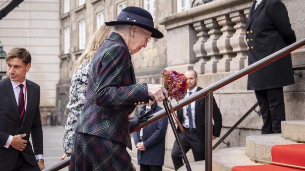 Dronning Margrethe indlagt med hjertekrampe men ved godt mod