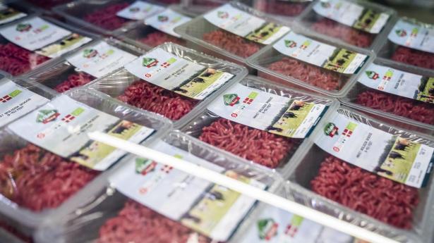 Stigende fødevarepriser har fået flere partier til at foreslå at droppe fødevaremomsen. Tilsvarende er sket i Norge, hvor det har givet problemer.