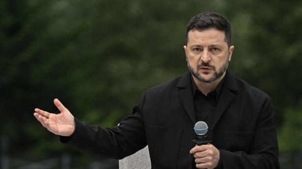 Præsident Volodymyr Zelenskyj kan se sit land brænde 1,3 mia. kr. af om dagen i forsvaret mod de russiske angribere. Derfor mødtes han med magtfulde bankbosser på Wall Street.