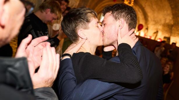 Borgmester Anders Winnerskjold (S) gav sin hustru et kys, da han på valgaftenen tog forbi valgfest i Aarhus.