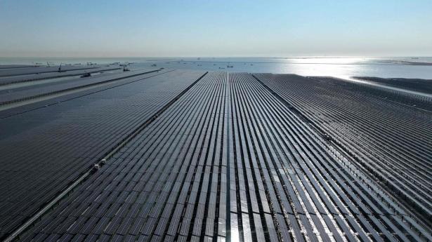 Europa frygter, at kritiske industrier vil lide samme skæbne som den europæiske solcelleindustri, der for 15 år siden blev udkonkurreret af billig kinesisk konkurrence. Truslen gælder også Danmark, men dansk erhvervsliv har trods Kinas teknologiske fremmarch fastholdt konkurrenceevnen.