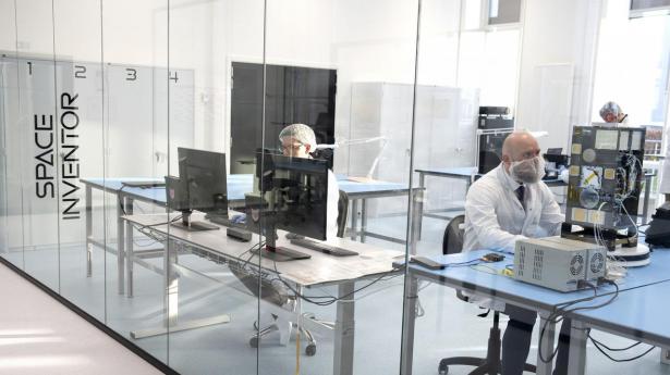 Space Inventors er en del af det nuværende hub for rumfartsteknologi omkring Aalborg Universitet, der tæller ca. 40 virksomheder og startups med mere end 1100 ansatte. Det bør den nye regering styrke og udbygge.
