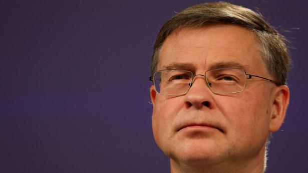 EU-kommissær, Valdis Dombrovskis, forventer, at EU til april vil kunne udbetale første del af et stort lån på 90 mia. euro til Ukraine. Beløbet svarer til omkring 670 mia. kr., som skal udbetales over to år.