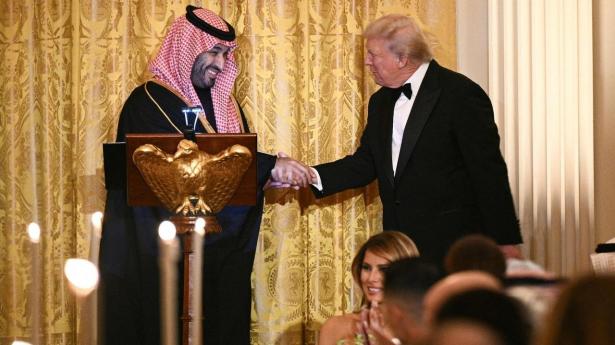 I East Room i Det Hvide Hus bød præsident Donald Trump Saudi-Arabiens kronprins og premierminister Mohammed bin Salman velkommen tirsdag med en gallamiddag. 