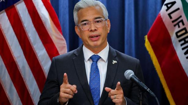 Rob Bonta, der er justitsminister for Californien, har været med til at indgå et forlig, der nu baner vej for en fusion mellem de to store filmselskaber Paramount og Warner Bros. Discovery. På et pressemøde i Los Angeles mandag forklarer han, at han stadig ikke synes, at de to underholdningsgiganter skal gå sammen. 