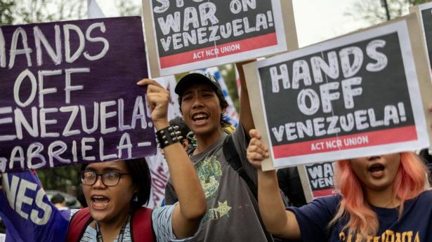 Flere steder i verden er der demonstrationer mod USA’s meget aktivistiske udenrigspolitik og bortførelsen og arrestationen af præsident Maduro. Her er det fra Manila, Filippinerne.