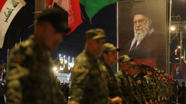 Trods nye amerikanske angreb fortsætter begravelsesoptoget for den dræbte ayatollah Khamenei. 
