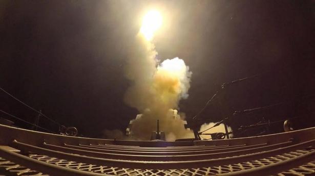 Dette billede viser ifølge USA et projektil, som affyres fra en hemmelig lokation imod Iran.