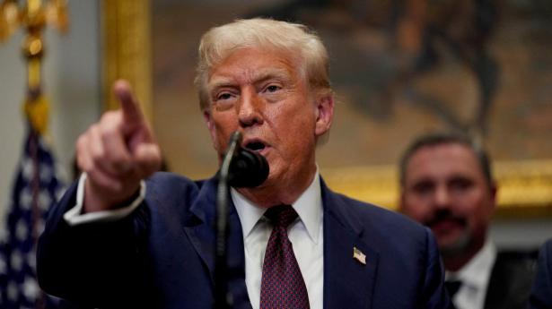 Donald Trump har underskrevet et dekret, der for flere lande og områder genindfører den importtold, der midlertidigt blev sat på pause i april.