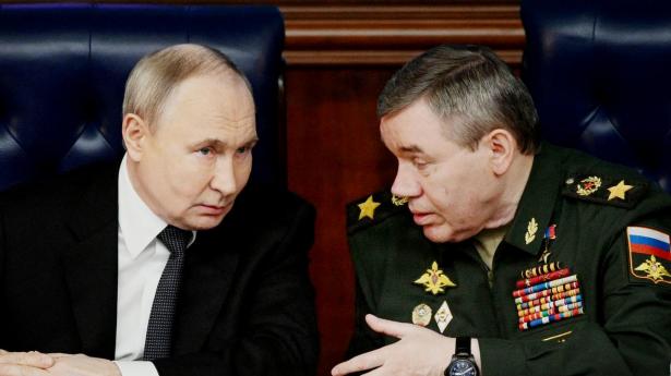 Når den russiske generalstabschef Valery Gerasimov (t.h.) briefer præsident Putin om status ved frontlinjen i Ukraine, sker det sandsynligvis med udgangspunkt i stærkt overdrevne kort.