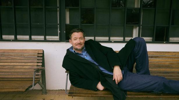 Han blev hr. Weyse fra “Badehotellet”– nu slipper han fri med et brag i Tivoli