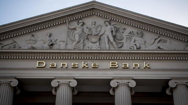 46 af Danske Banks investeringsfonde har givet millioner til selskaber, som ellers står på bankens egen sorte liste.