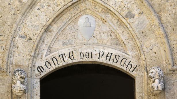 Knivene er ude i Italien i kampen om verdens ældste bank