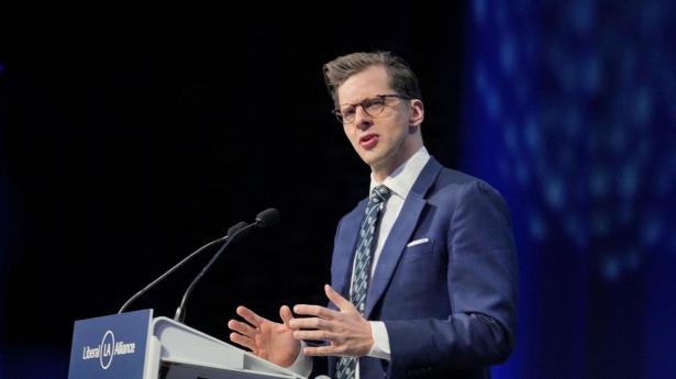 Alex Vanopslagh vil på en måde gerne sende en tak til erhvervslivet, men mener også, at de bør lære en lektie.