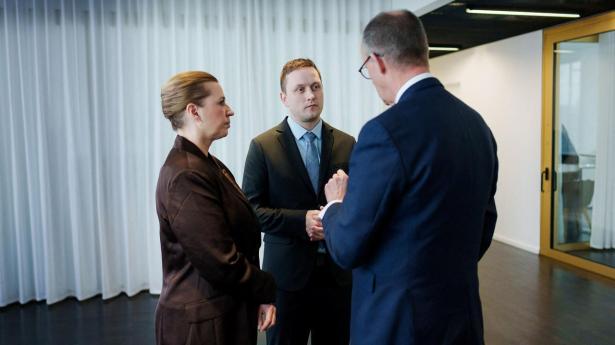 Tysklands forbundskansler, Friedrich Merz, har tirsdag drøftet Grønland med statsminister Mette Frederiksen (S) og den grønlandske regeringsleder, Jens-Frederik Nielsen.