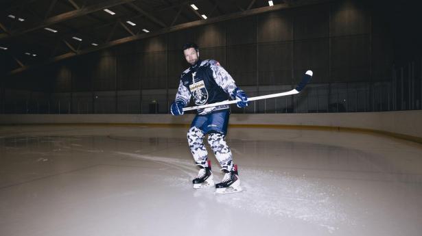 Ifølge Thomas Skov er ishockeyhallen i Hvidovre den næstkoldeste i Danmark. “Den koldeste ligger vistnok på Amager.”