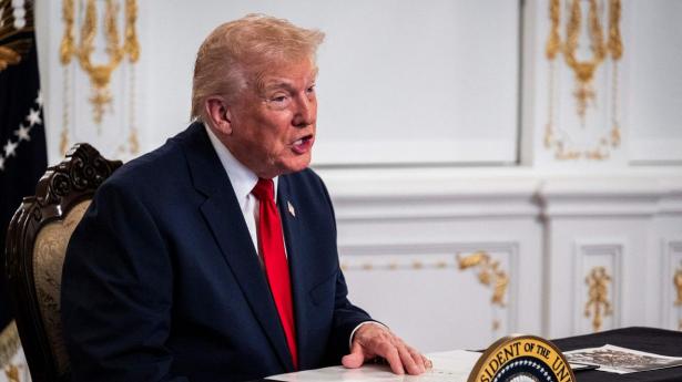 "Betragt luftrummet over og omkring Venezuela som fuldstændig lukket," skriver Trump på Truth Social. 