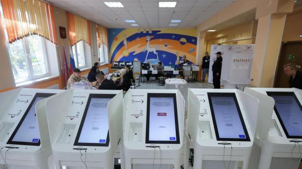 Digitale stemmemaskiner ses her på et valgsted i Moskva, Rusland.