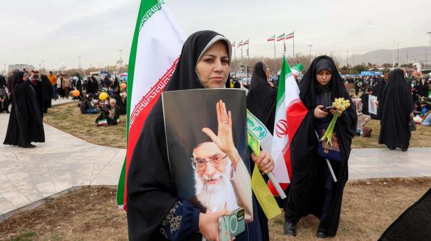 Onsdag gik folk på gaden i Irans hovedstad, Teheran, for at markere 47-års dagen for den islamiske revolution i 1979. Et billede viser Irans leder, ayatollah Ali Khamenei.