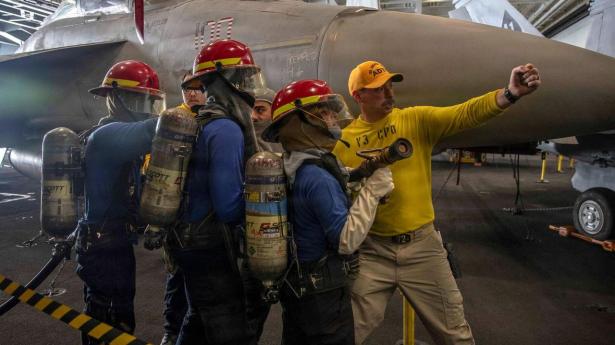 Ombord på det amerikanske hangarskib USS Abraham Lincoln i Det Arabiske Hav gennemgår brandmænd, hvad de skal gøre, hvis der udbryder brand på hangarskibet, der gøres klar til at sætte ind i et muligt angreb på Iran.