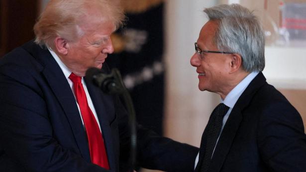 Mødet mellem præsident Trump og Nvidia-chefen Jensen Huang ser venligt ud, men afslører ikke, hvad Huang tænkte, da Trump forlangte 15 pct. af hans kinesiske eksportindtægter.