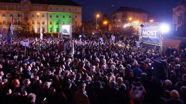 Første prognose viser sejr til Ungarns opposition