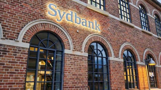 Sydbank er en af de større danske banker, som efter fusionen med Arbejdernes Landsbank og Vestjysk Bank til AL Sydbank planlagde at nedlægge en række filialer.