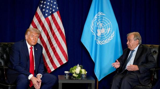 USA's præsident, Donald Trump, ses på billede fra sidste års generalforsamling i FN med FN's generalsekretær, António Guterres. Iranske repræsentanter får visa, som de i år kan deltage.