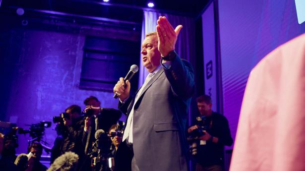Med et stort antal partier, en betydelig spredning blandt vælgerne og hele ni partier under 10 pct. af stemmerne er den kommende regeringskoalition langtfra oplagt. Men sikkert er det, at Lars Løkke Rasmussen (M) får en afgørende rolle.
