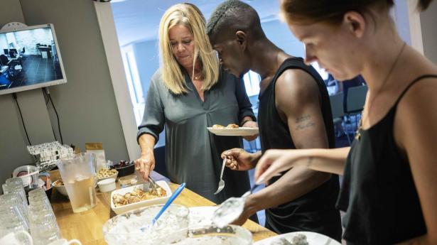 Eva Riedel, stifter af det private herberg Hellebro, frygter, at Folketinget vil gennemføre indgreb, der reelt vil føre til lukning eller nationalisering af private herberg.