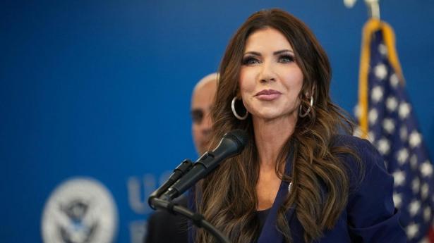 Kristi Noem var guvernør i South Dakota, inden hun blev minister for indenrigssikkerhed i Trump-regeringen.