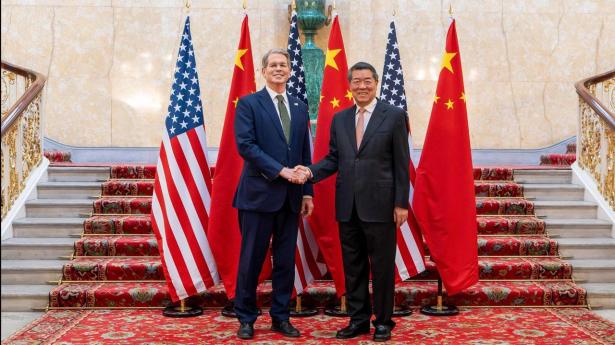 Kinas vicepræsident, He Lifeng, og USA's finansminister, Scott Bessent, trykker hænder i London, efter at de er blevet enige om rammerne for en handelsaftale.