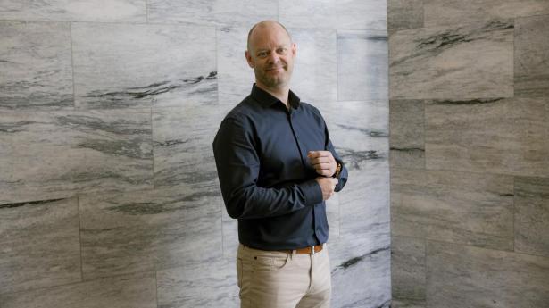 Efter ni år i Nykredit Private Banking Elite og 15 år i Danske Bank har Claus Hedegaard Pedersen skiftet den klassiske bankmodel ud med rådgivning – og tættere relationer – til nogle af landets mest velhavende familier.