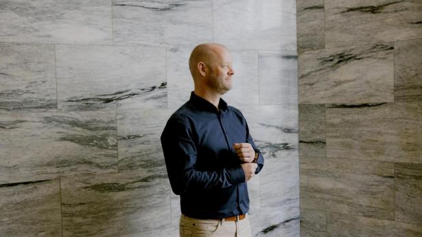 Efter ni år i Nykredit Private Banking Elite og 15 år i Danske Bank har Claus Hedegaard Pedersen skiftet den klassiske bankmodel ud med rådgivning – og tættere relationer – til nogle af landets mest velhavende familier.