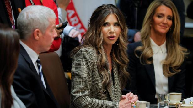 USA's minister for indenlandsk sikkerhed, Kristi Noem, specificerer ikke, hvilke lande der vil blive tilføjet til listen over lande, hvis statsborgere ikke må rejse ind i USA.