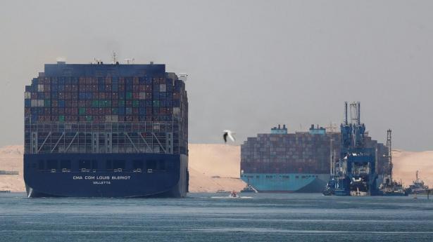 En stor del af verdens containere plejede at gå gennem Det Røde Hav og Suezkanalen, men er de seneste år blevet sendt syd om Afrika grundet risikoen for missilangreb. 